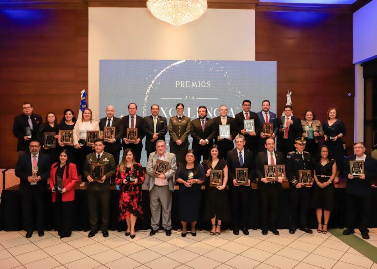 Vicepresidente Félix Ulloa destaca innovación y educación en Gala de Excelencia de la Educación Superior 2026