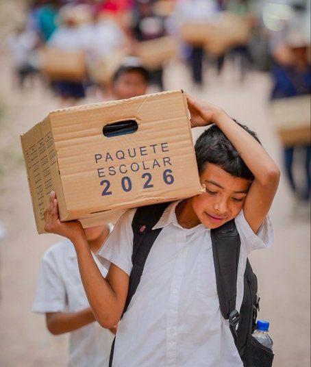 Paquetes escolares son entregados al 100% de los estudiantes del sector público