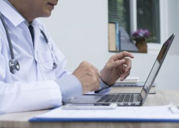 Médico involucrado en proceso sancionatorio en el ISSS por supuesta exposición de datos confidenciales y abandono de funciones