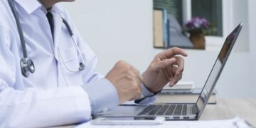 Médico involucrado en proceso sancionatorio en el ISSS por supuesta exposición de datos confidenciales y abandono de funciones