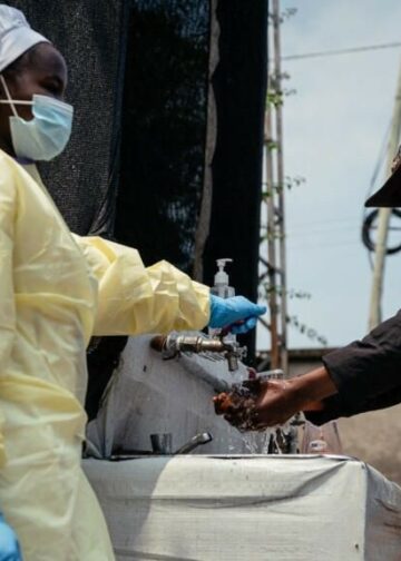 OMS declara emergencia internacional por brote de ébola sin vacuna disponible