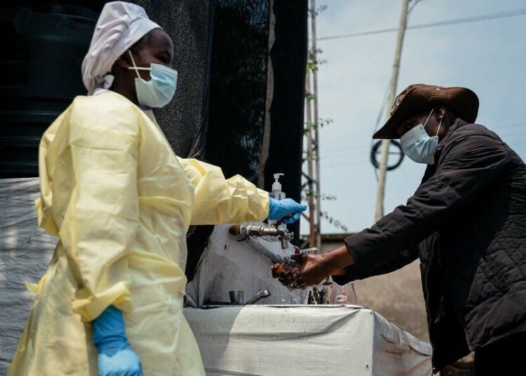 OMS declara emergencia internacional por brote de ébola sin vacuna disponible