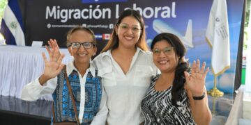 Salvadoreños viajan a Canadá mediante programa de migración laboral segura