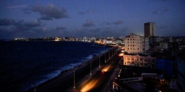 Apagones masivos dejan a Cuba completamente sin luz