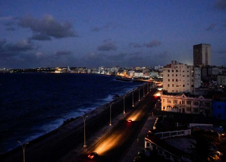 Apagones masivos dejan a Cuba completamente sin luz