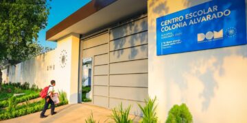 Ministra Trigueros recorre escuela en Acajutla tras inauguración de 70 nuevos centros educativos