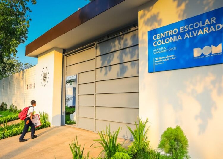 Ministra Trigueros recorre escuela en Acajutla tras inauguración de 70 nuevos centros educativos