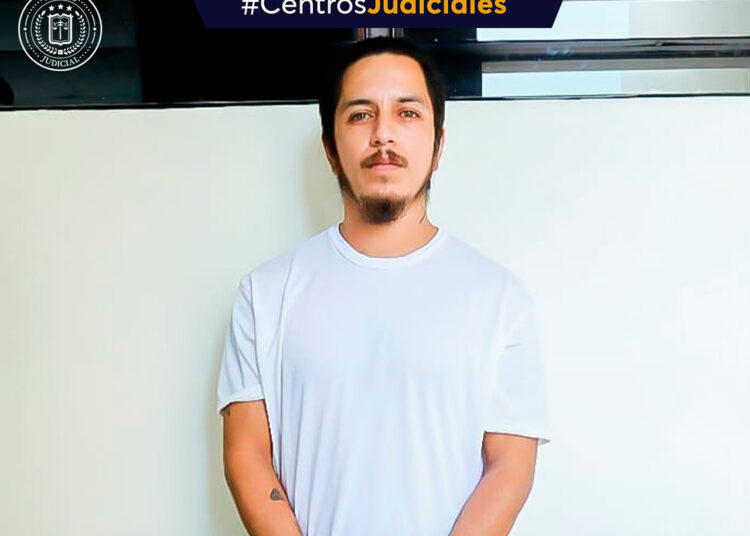 Envían a prisión a sujeto acusado de trasladar arma para pandillas