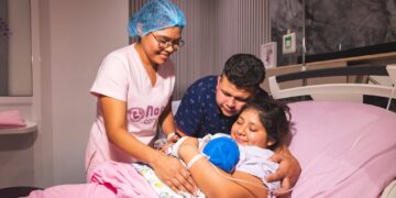 Gabriela de Bukele felicita al personal de enfermería en su día