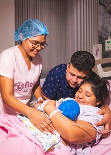 Gabriela de Bukele felicita al personal de enfermería en su día