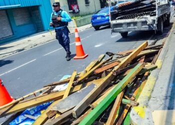 Comerciantes avanzan con desmontaje voluntario en calles del Centro Histórico de San Salvador