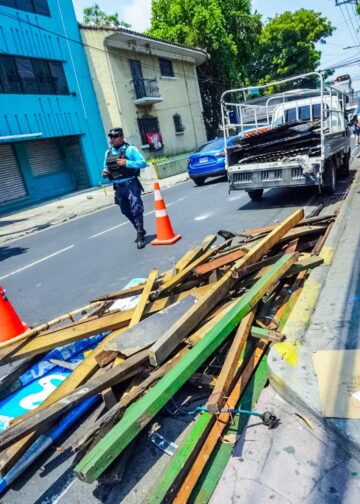 Comerciantes avanzan con desmontaje voluntario en calles del Centro Histórico de San Salvador