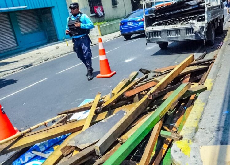 Comerciantes avanzan con desmontaje voluntario en calles del Centro Histórico de San Salvador