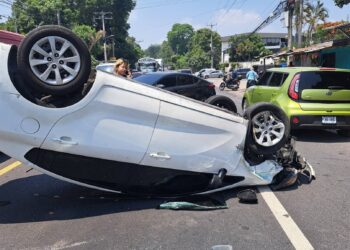 Choque múltiple frente al cementerio de Ilopango deja varios lesionados
