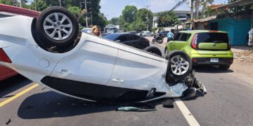 Choque múltiple frente al cementerio de Ilopango deja varios lesionados