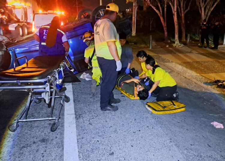 Un fallecido y un lesionado tras aparatosa volcadura sobre Carretera de Oro