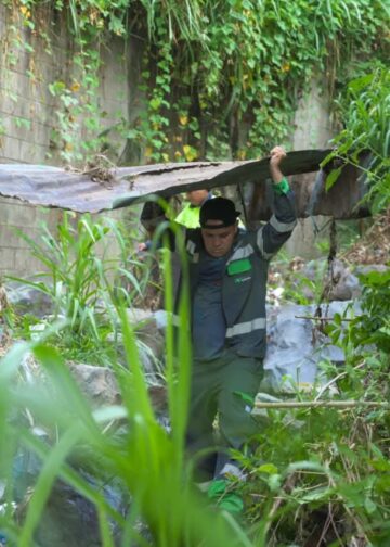Vecinos y alcaldía unen esfuerzos en jornada de limpieza de la quebrada San Pablo