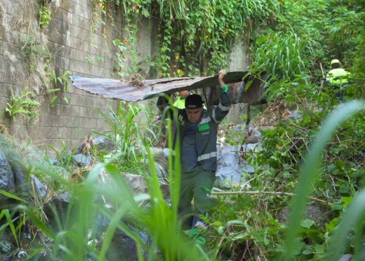 Vecinos y alcaldía unen esfuerzos en jornada de limpieza de la quebrada San Pablo