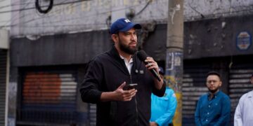 San Salvador avanza en reordenamiento del Centro Histórico mediante diálogo con comerciantes
