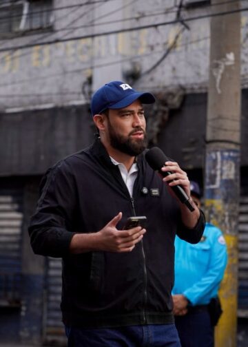 San Salvador avanza en reordenamiento del Centro Histórico mediante diálogo con comerciantes