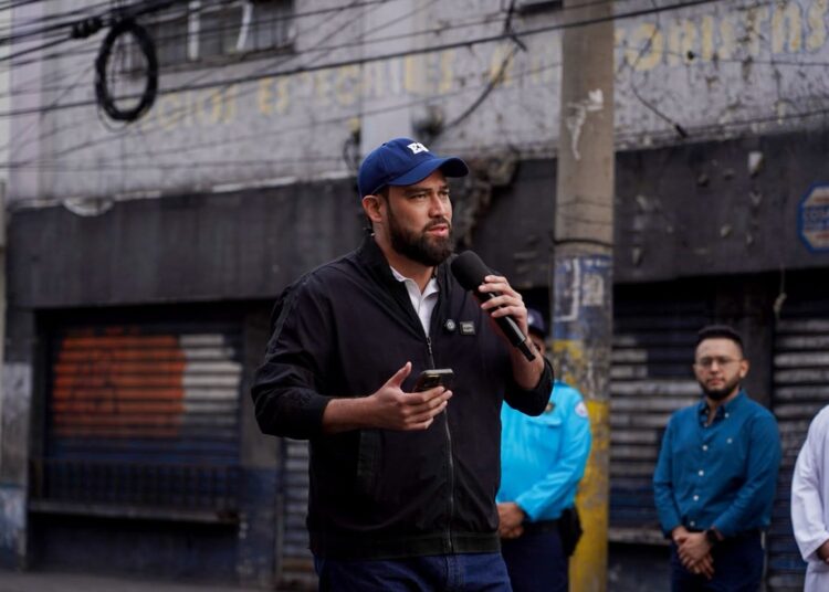 San Salvador avanza en reordenamiento del Centro Histórico mediante diálogo con comerciantes