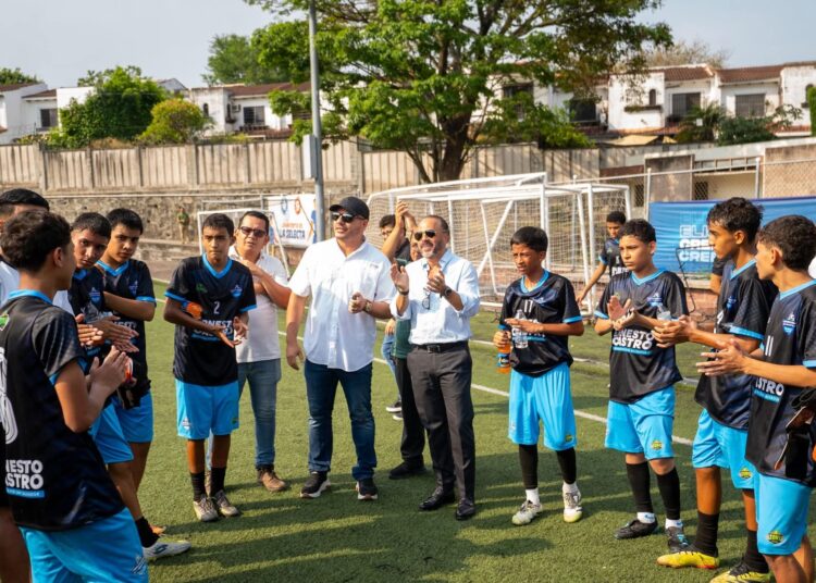 Jóvenes de «Comunidades Sin Fronteras» enfrentan a la preselección sub-15 en amistoso deportivo