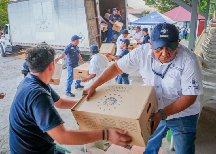 Gobierno realiza entrega de paquetes escolares a estudiantes de la zona fronteriza con Honduras