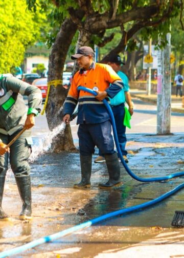 Realizan jornadas de limpieza y lavado en Plaza Zurita y sectores de San Jacinto