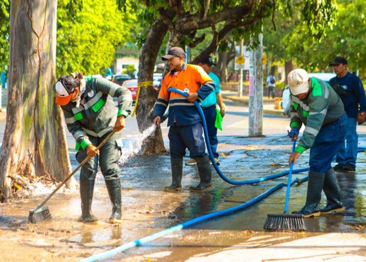Realizan jornadas de limpieza y lavado en Plaza Zurita y sectores de San Jacinto