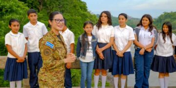 Gobierno de El Salvador entrega paquetes escolares a alumnos con doble nacionalidad en zona fronteriza