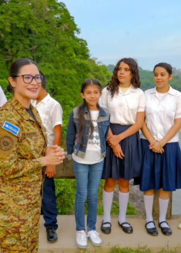 Gobierno de El Salvador entrega paquetes escolares a alumnos con doble nacionalidad en zona fronteriza
