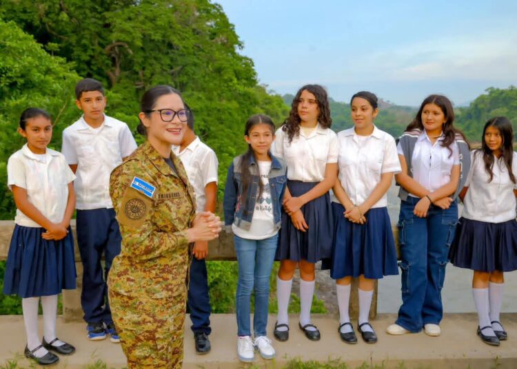 Gobierno de El Salvador entrega paquetes escolares a alumnos con doble nacionalidad en zona fronteriza