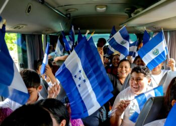 Estudiantes salvadoreños reciben con alegría el Paquete Escolar tras llegar desde Honduras