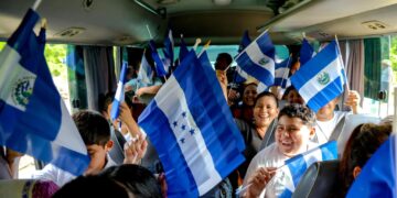 Estudiantes salvadoreños reciben con alegría el Paquete Escolar tras llegar desde Honduras