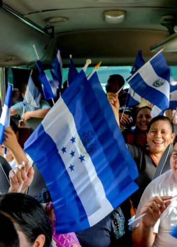 Estudiantes salvadoreños reciben con alegría el Paquete Escolar tras llegar desde Honduras