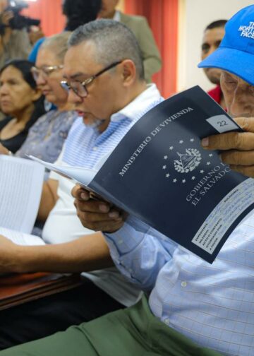 Gobierno entrega 154 escrituras de propiedad a familias en 10 departamentos