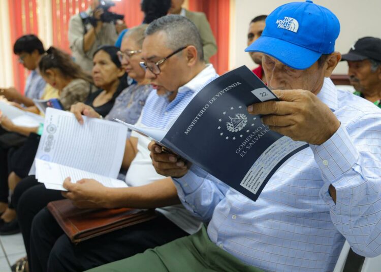 Gobierno entrega 154 escrituras de propiedad a familias en 10 departamentos