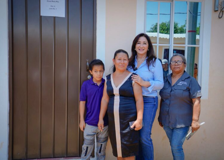 “Mujeres jefas de hogar reciben viviendas dignas a través del modelo de ayuda mutua”, Ministra Michelle Sol
