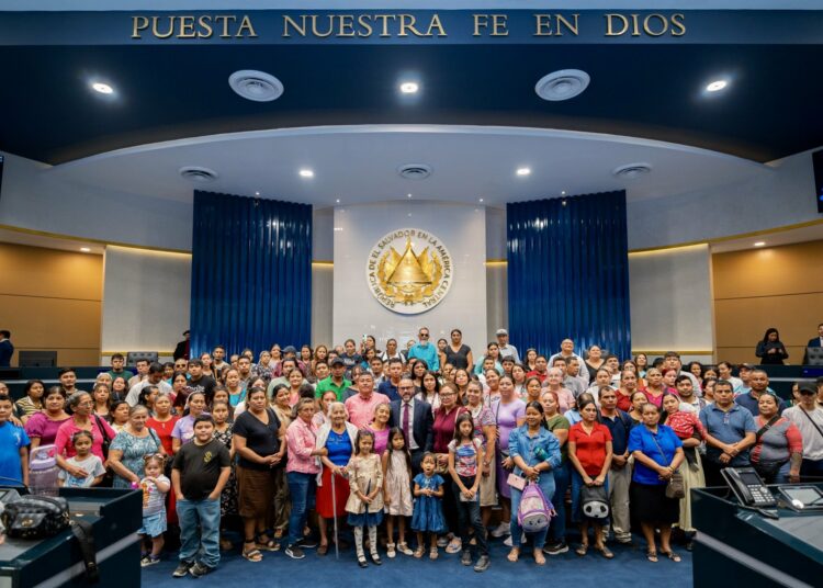 Fin a años de incertidumbre: Asamblea autoriza transferencia de terrenos a víctimas de estafa en Tonacatepeque