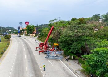 Gobierno inicia instalación de pasarela en carretera al puerto de la libertad