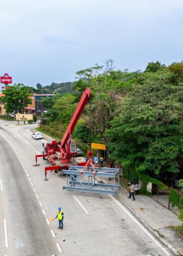 Gobierno inicia instalación de pasarela en carretera al puerto de la libertad