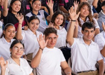 Gobierno congrega a cientos de bachilleres en San Miguel para motivarlos a continuar en educación superior