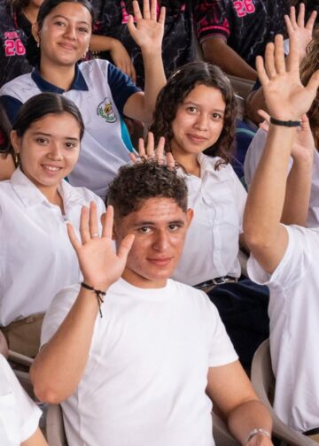 Gobierno congrega a cientos de bachilleres en San Miguel para motivarlos a continuar en educación superior