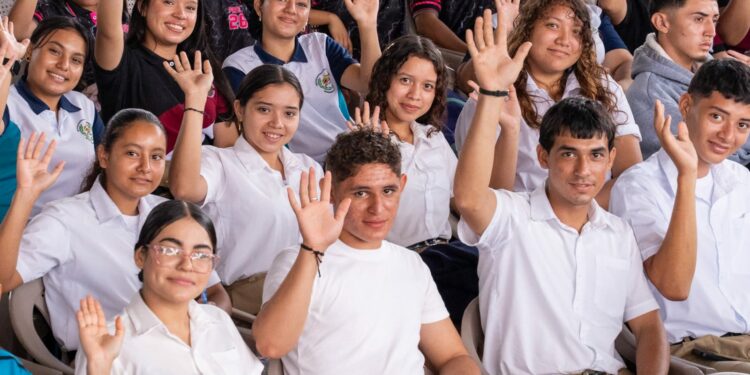 Gobierno congrega a cientos de bachilleres en San Miguel para motivarlos a continuar en educación superior