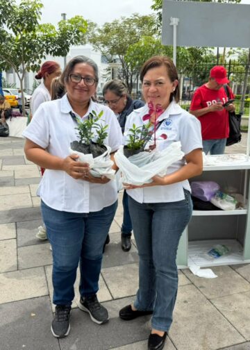Mop impulsa entrega de plantas en el centro histórico para fomentar la reforestación