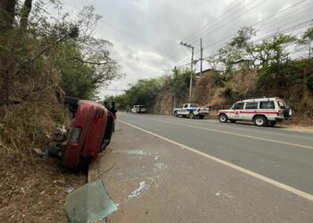 Mujer lesionada tras vuelco de vehículo en la carretera hacia el Puerto de La Libertad
