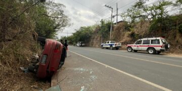 Mujer lesionada tras vuelco de vehículo en la carretera hacia el Puerto de La Libertad