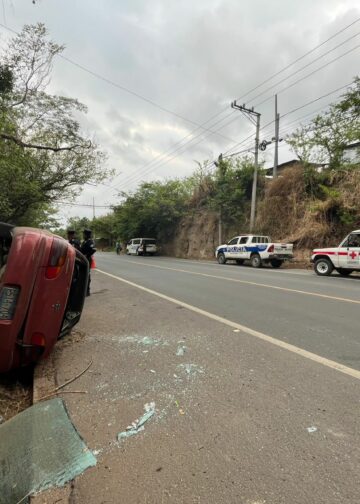 Mujer lesionada tras vuelco de vehículo en la carretera hacia el Puerto de La Libertad
