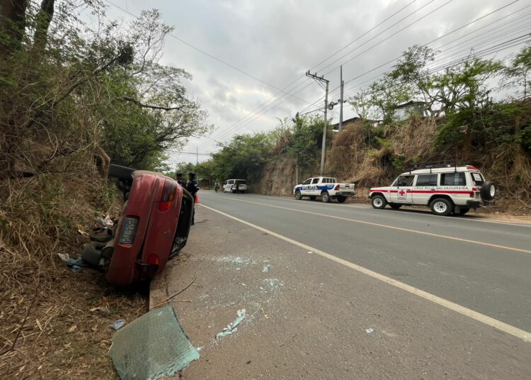 Mujer lesionada tras vuelco de vehículo en la carretera hacia el Puerto de La Libertad