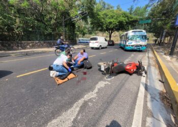 Motociclista lesionado en accidente con microbús sobre la calle Modelo en San Salvador
